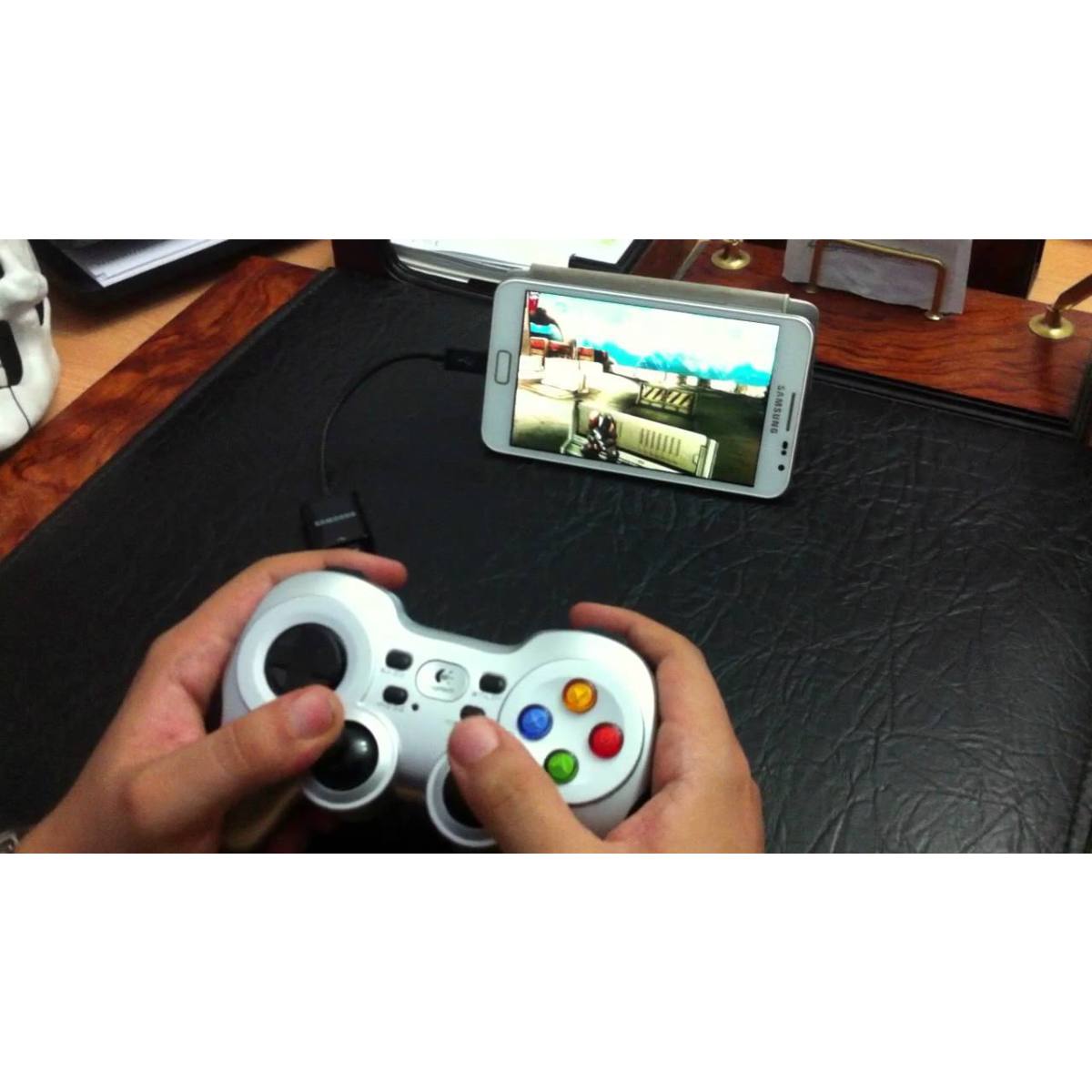 Tay cầm Logitech F710